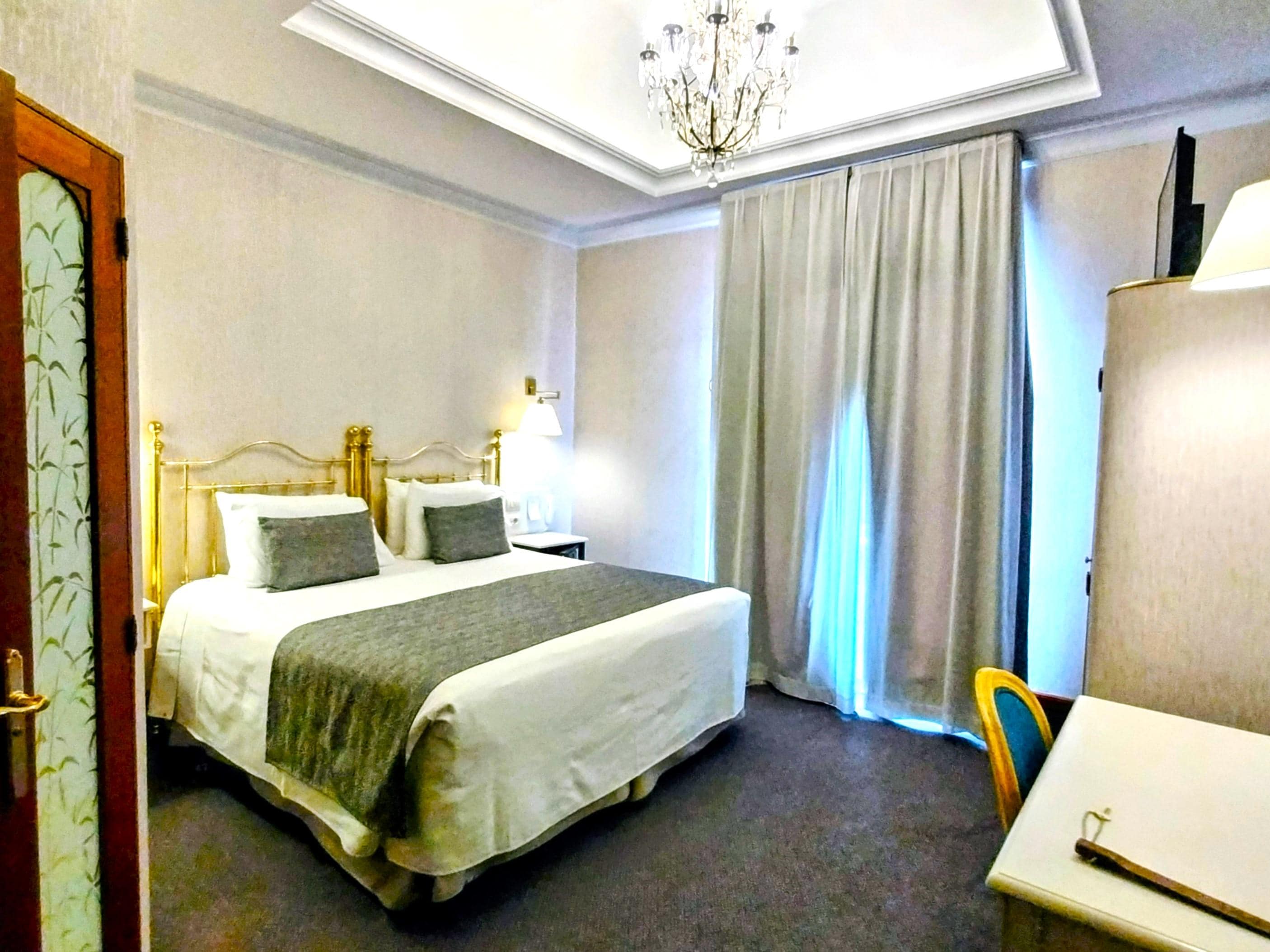 ベッドは高くて、よじ登る様です。