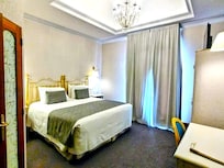 ベッドは高くて、よじ登る様です。