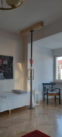 die Decke im Wohnzimmer war abgestützt!!!! Was wir sehr erschreckend gefunden haben. Hätten wir das gewusst, hätten wir diese Wohnung nicht gebucht!