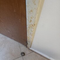 Malas
Condiciones e marcos de la puertas , desgastadas