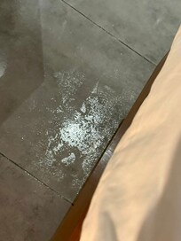 So almost floor is wet after taking bath
風呂に入った後は部屋の床は殆ど水浸し