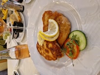 Panerat fläskkött med pommes.