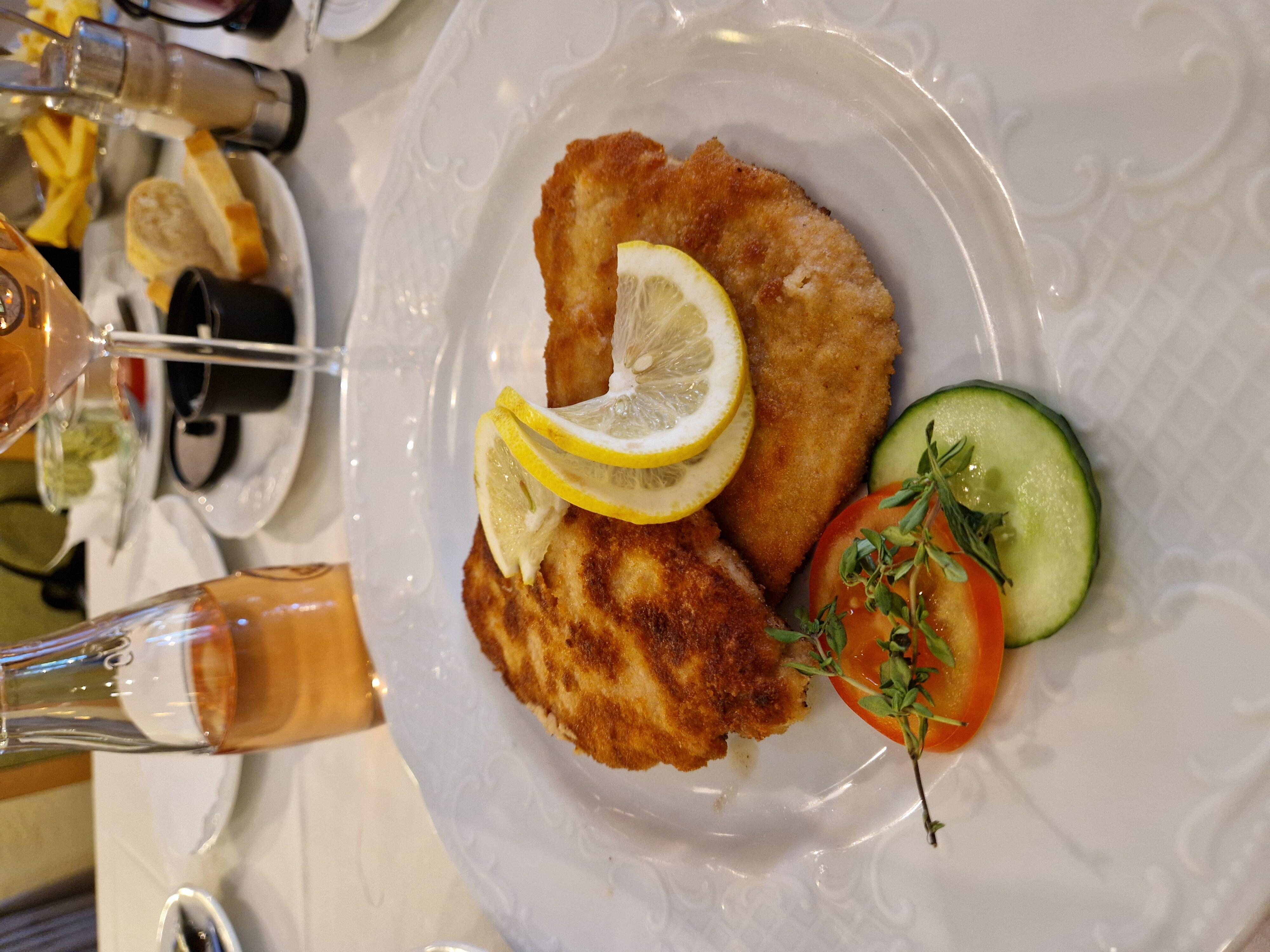 Panerat fläskkött med pommes.