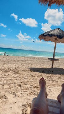 Nydelig Strand, dårlige solsenger på stranden, men ok ved bassenget.