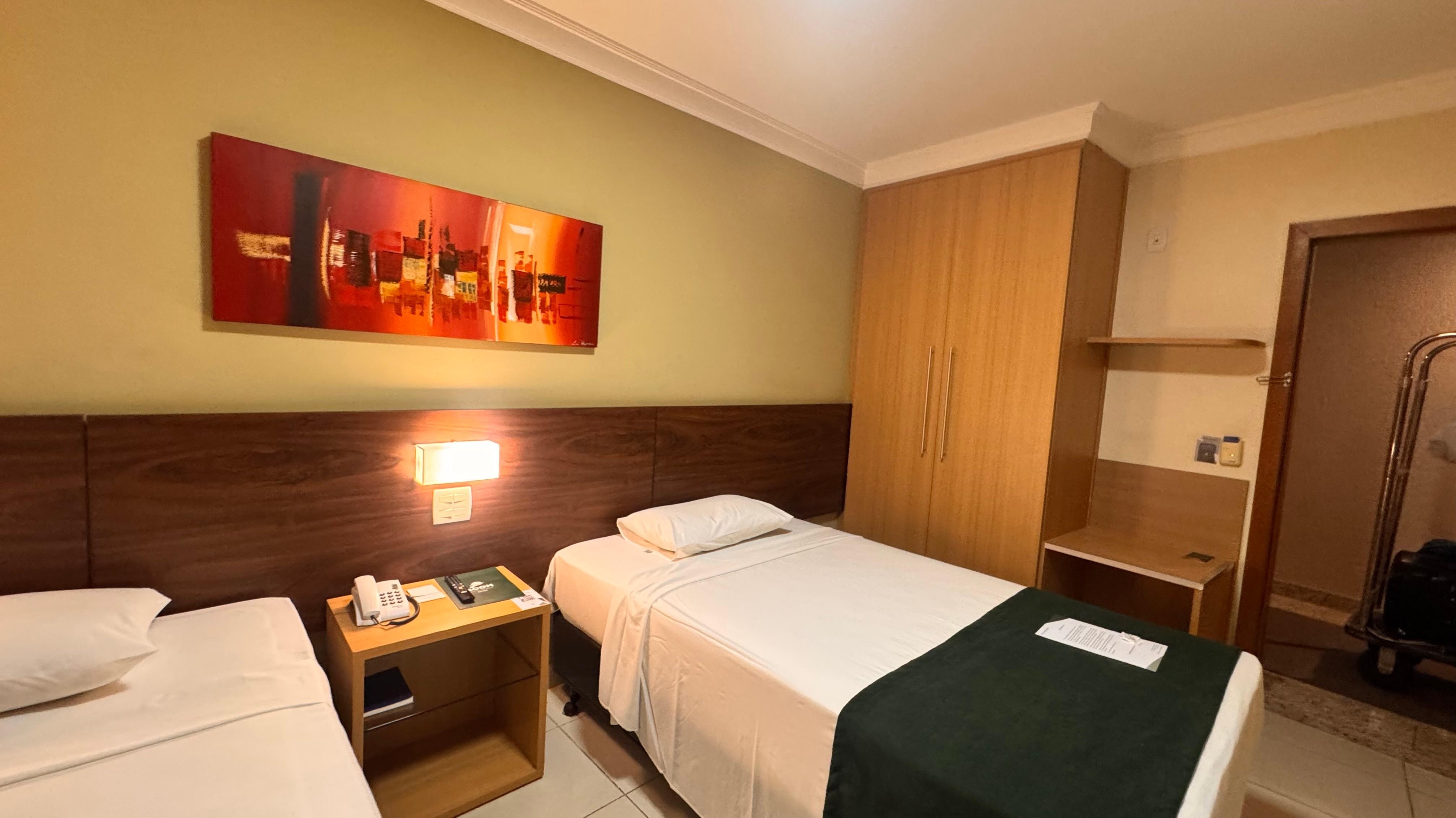 Bancada e roupeiro com espelho dentro 