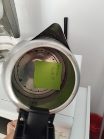 Bouilloire rouillée. Électroménager globalement vieux et non entretenu.