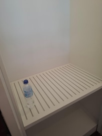 Bouteilles trainant à l'arrivée dans la chambre non nettoyée...