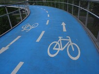 tolle RadbrĂŒcke ĂŒber Gleise nahe Bf TĂŒbingen Hbf, unweit davon ein Radtunnel!
