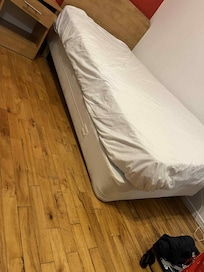 Lit simple cassé pour 2 personnes...après nous etre plaint nous avons réussi à obtenir draps et oreiller