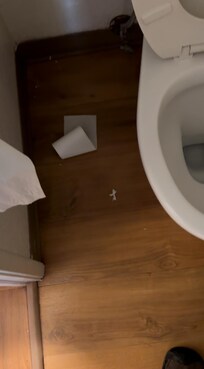 Not my bathroom trash, there when got to room 😁