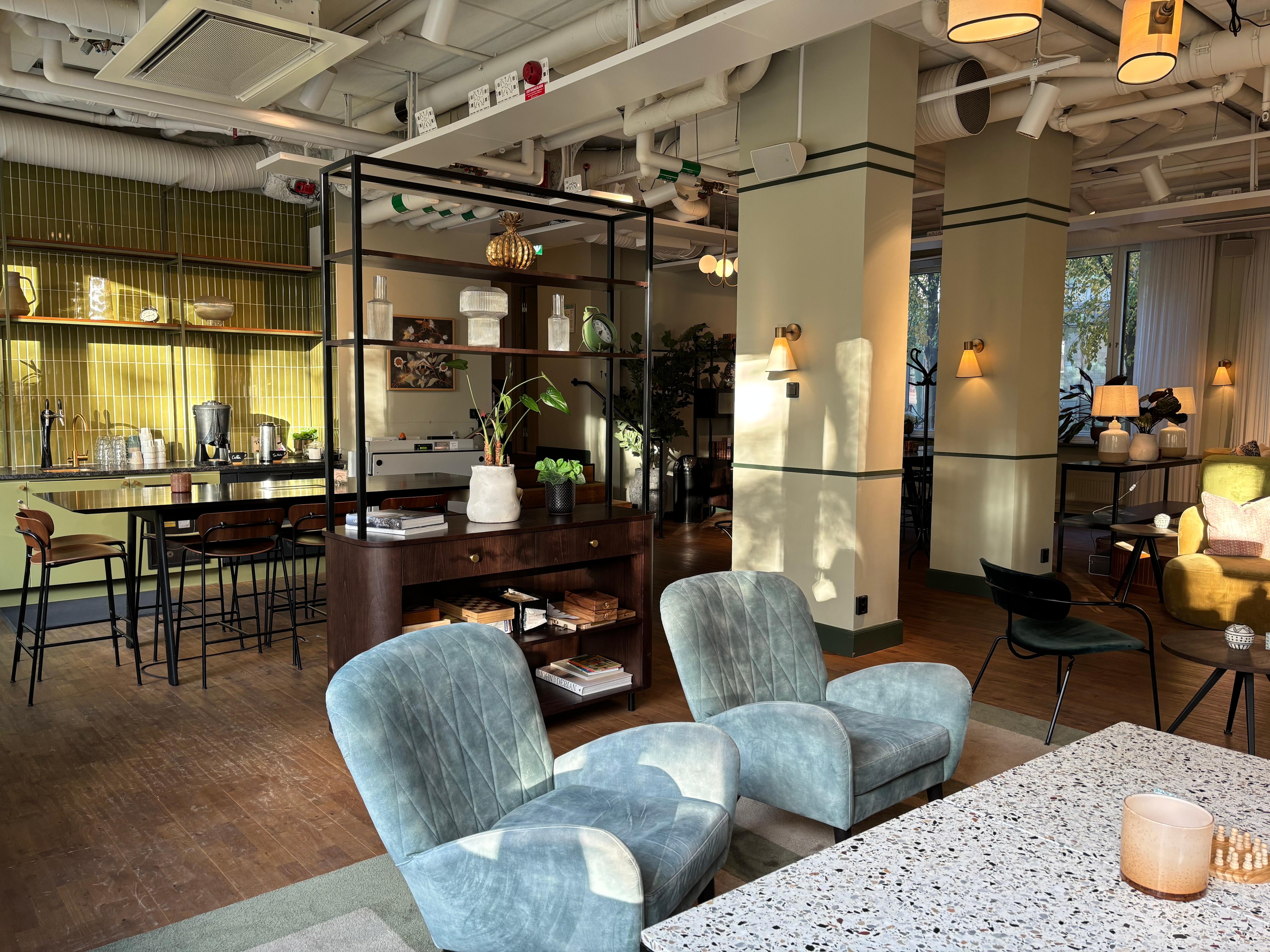 Lounge/“Living Room” 