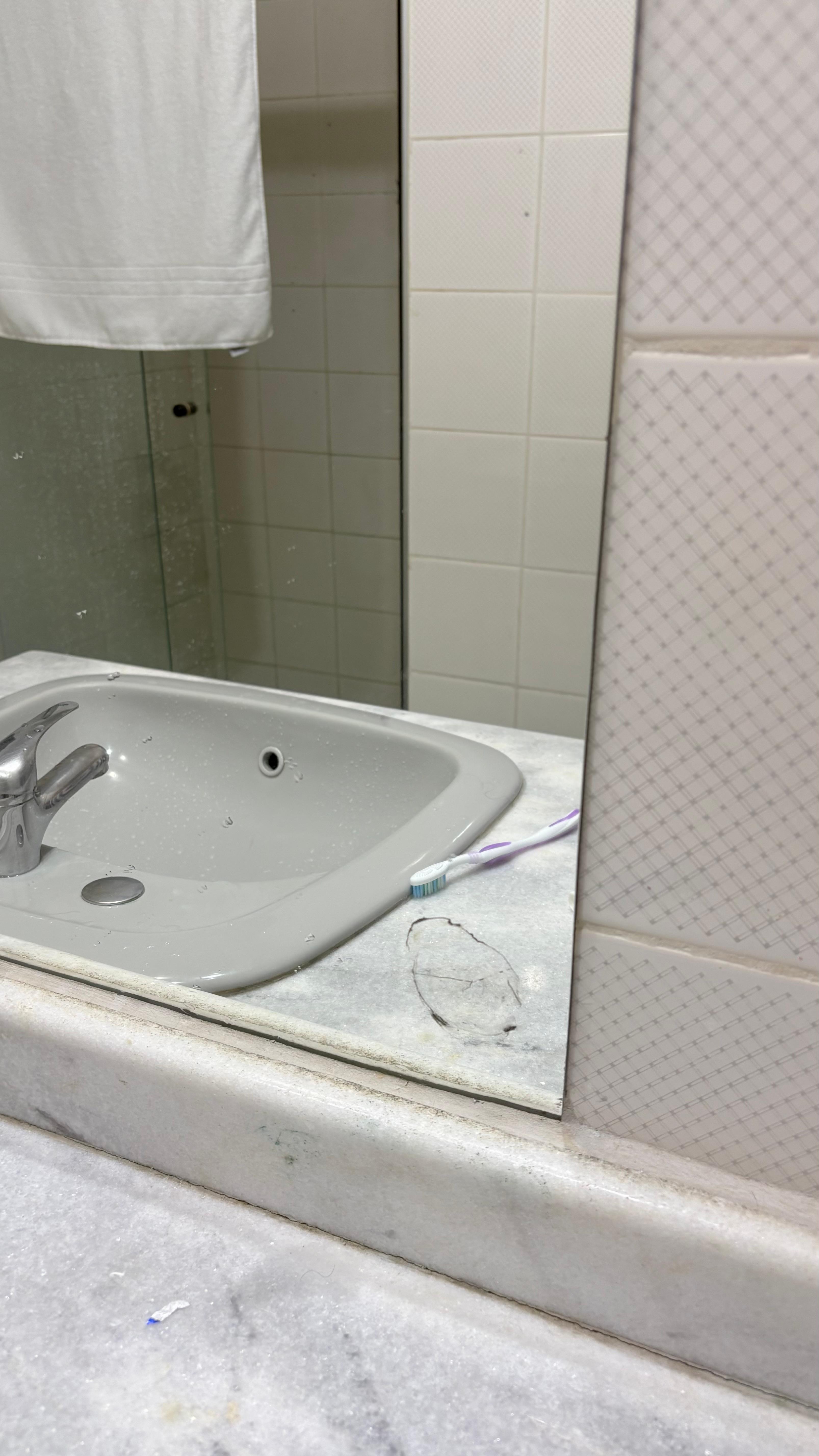 O espelho estava com vários pontos manchado, precisando de manutenção ou ser trocado.