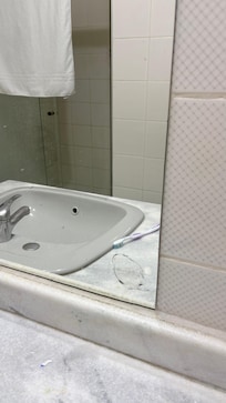 O espelho estava com vários pontos manchado, precisando de manutenção ou ser trocado.