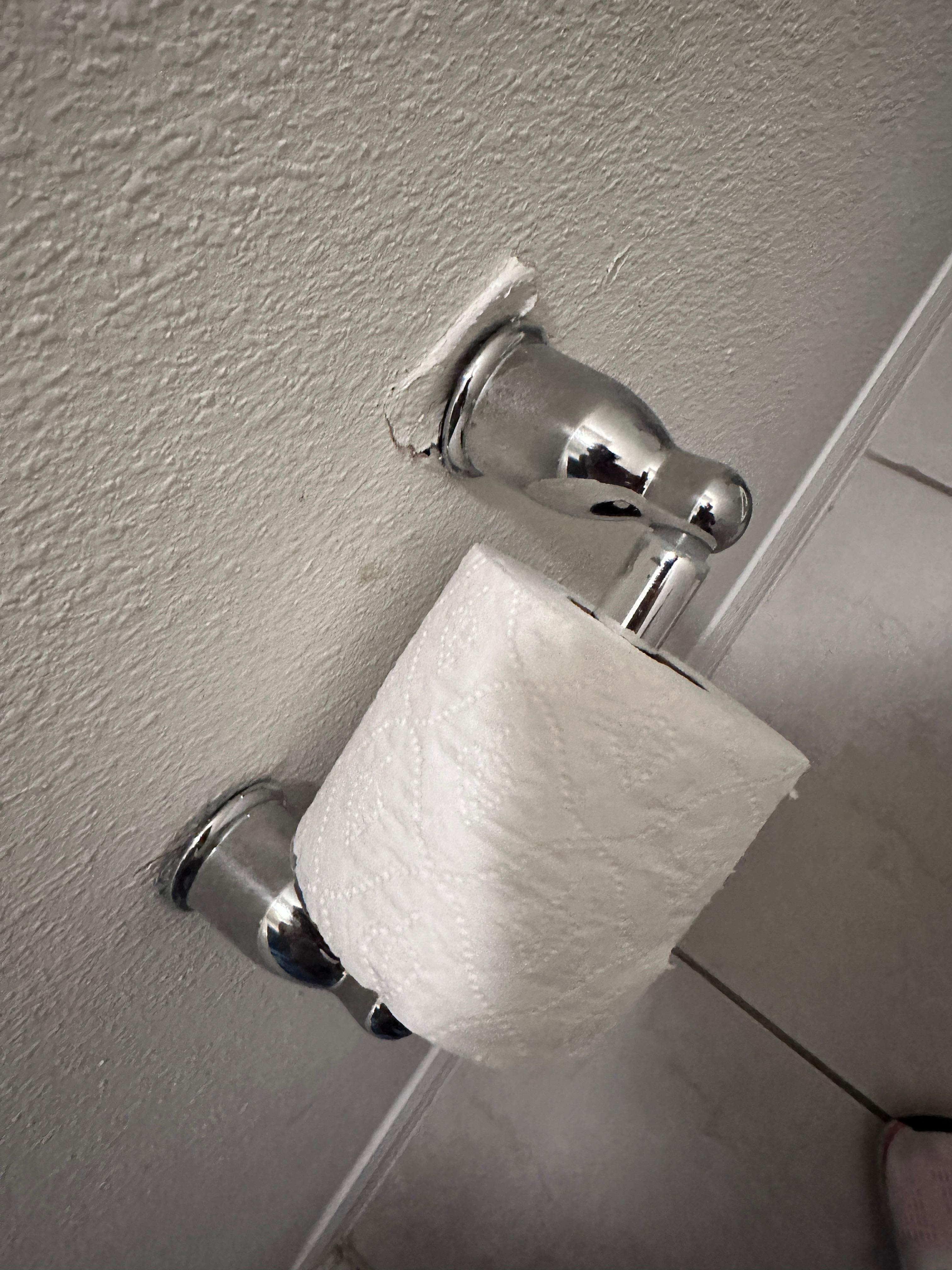 Holler in wall, poorly mounted toilet roll