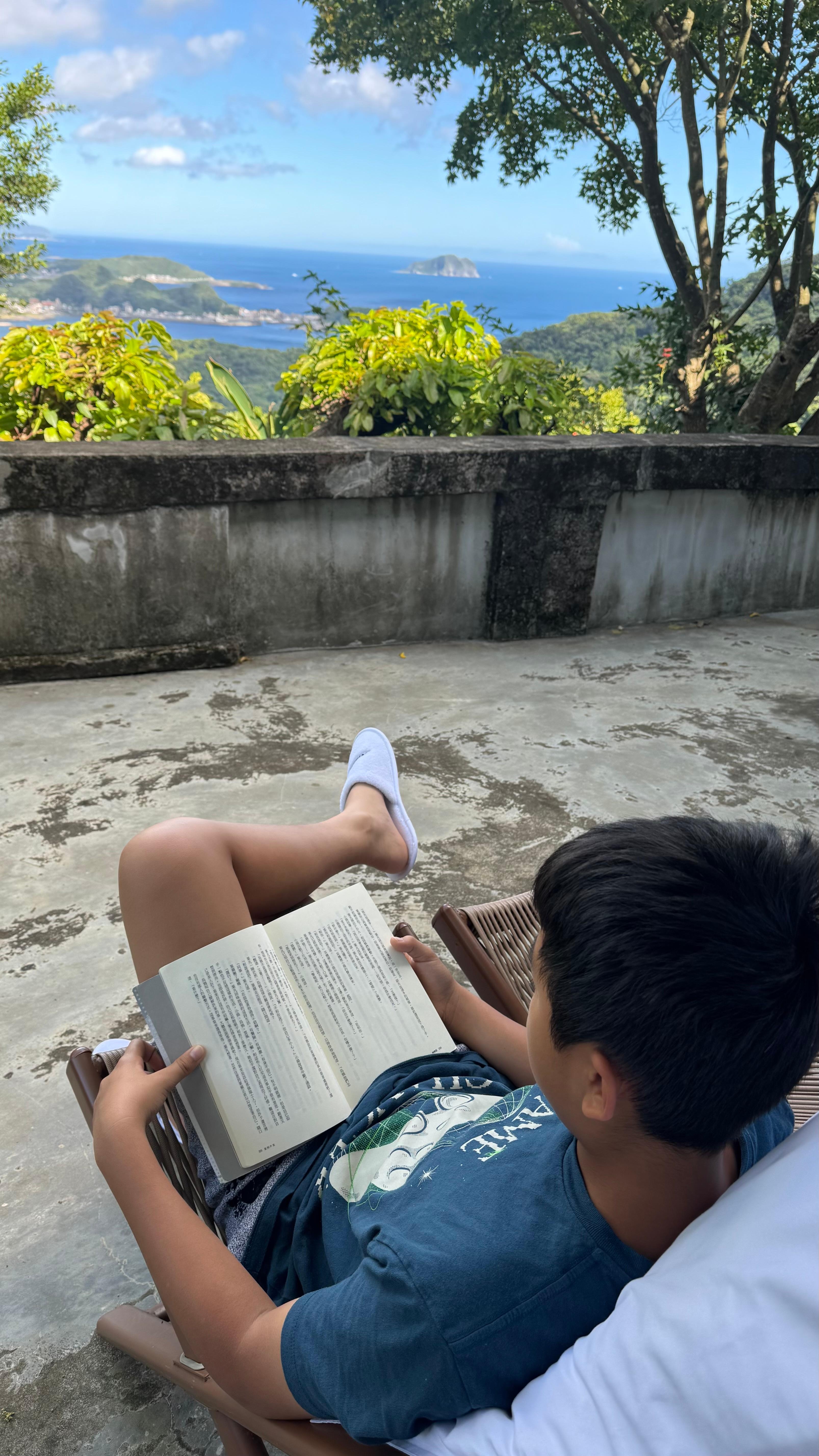 孩子起床就在陽台看書