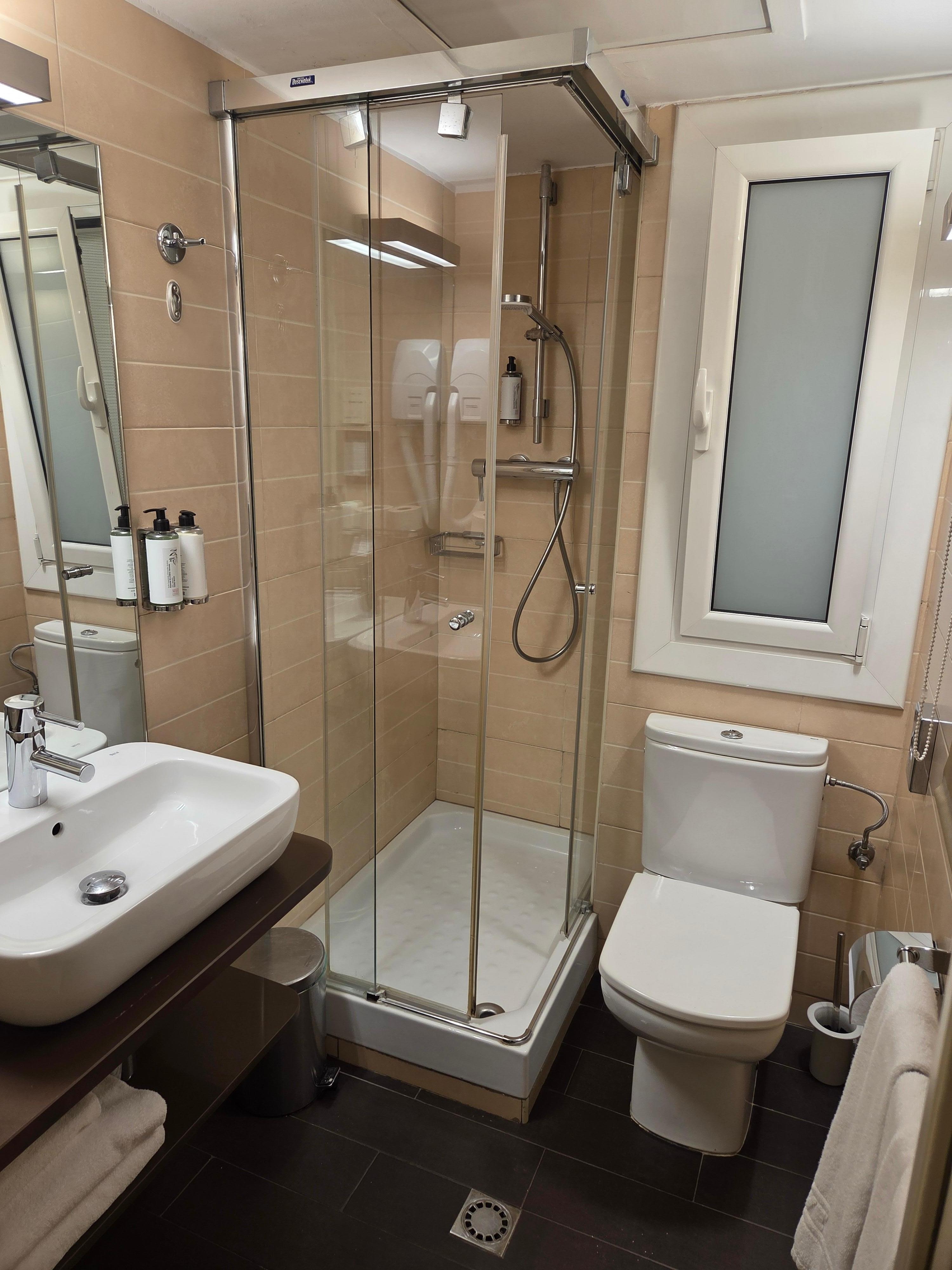 Clean bathroom.