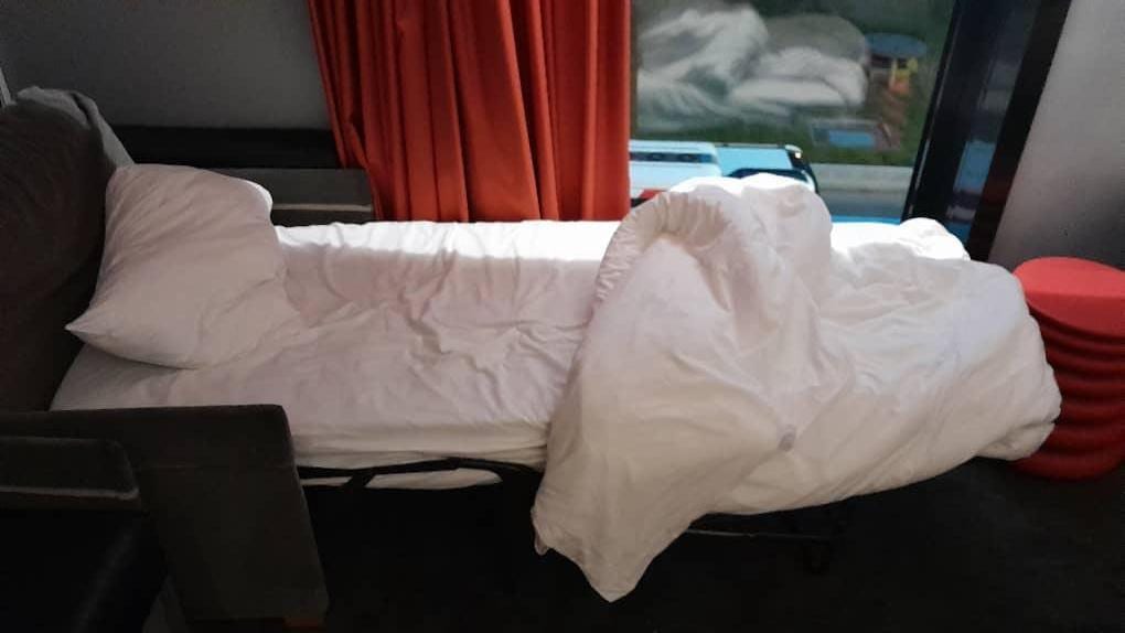 Pitoyable hôtel qui m'offre comme lit un fauteuil dépliable !