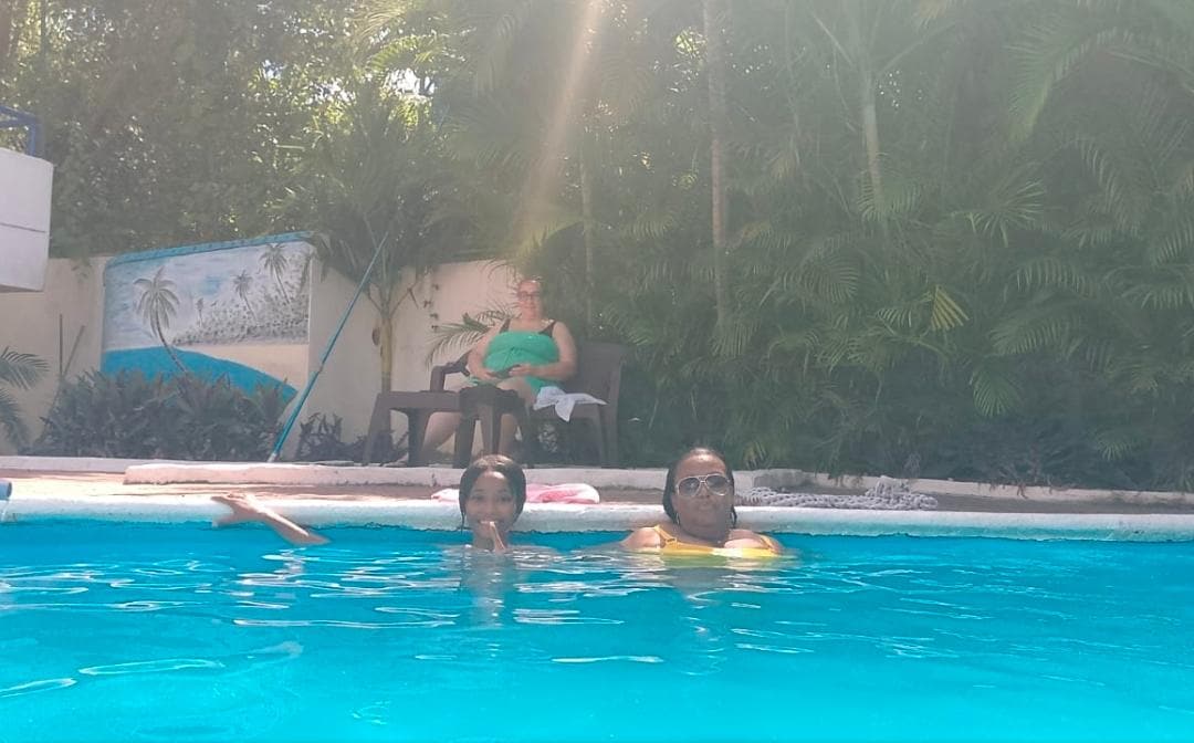 Having fun with my husband kids, they coming to visit me at the hotel and have a good pool day!!