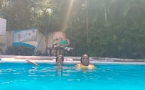 Having fun with my husband kids, they coming to visit me at the hotel and have a good pool day!!