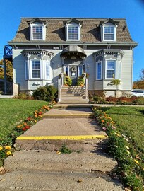 Beautifull and impressive building, Lovely entrance and great kitchen. Safe and quiet. Easy parking. Beautful river view!