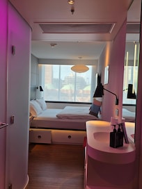 Modernes Zimmer mit Stadtblick