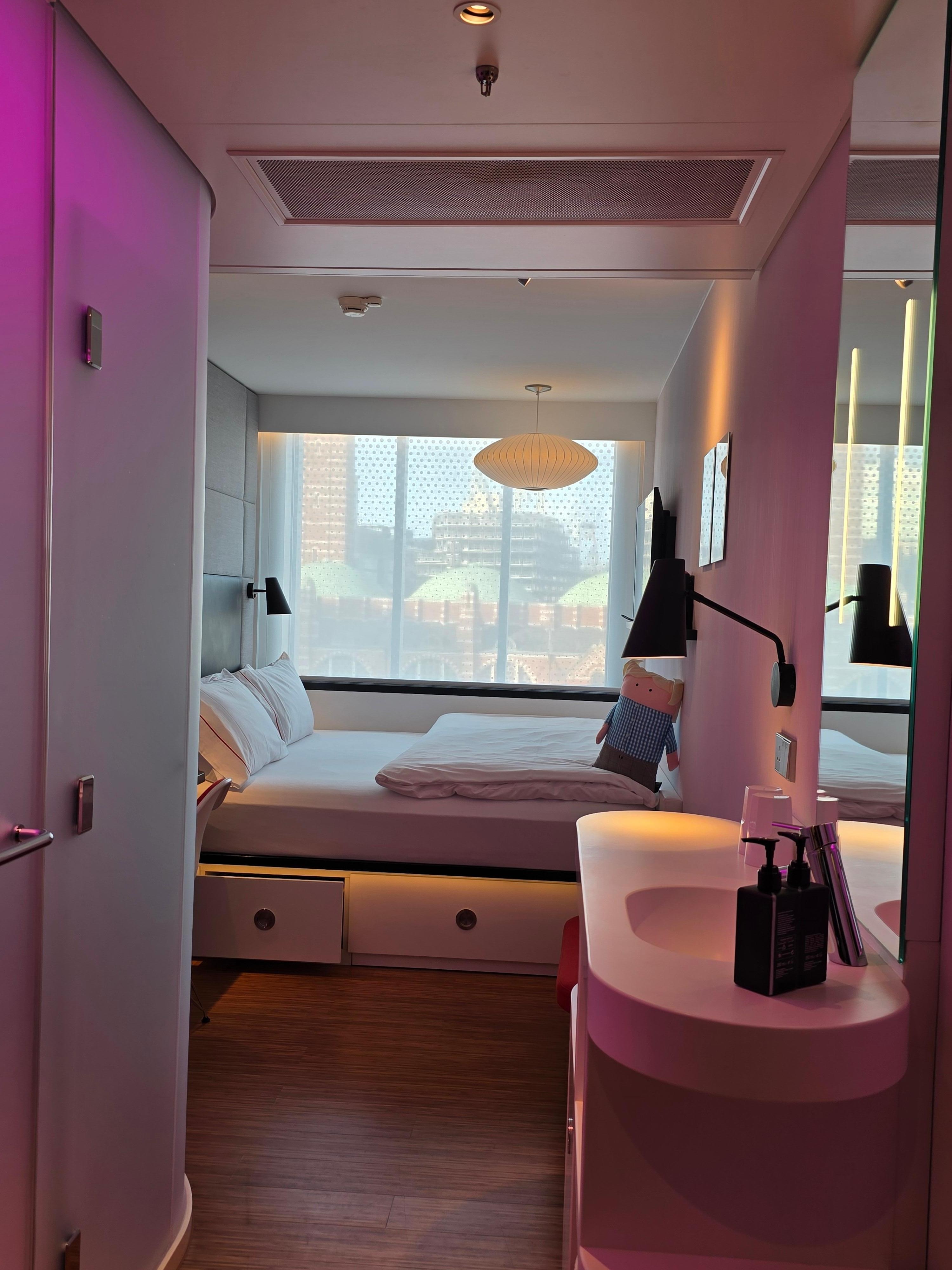 Modernes Zimmer mit Stadtblick