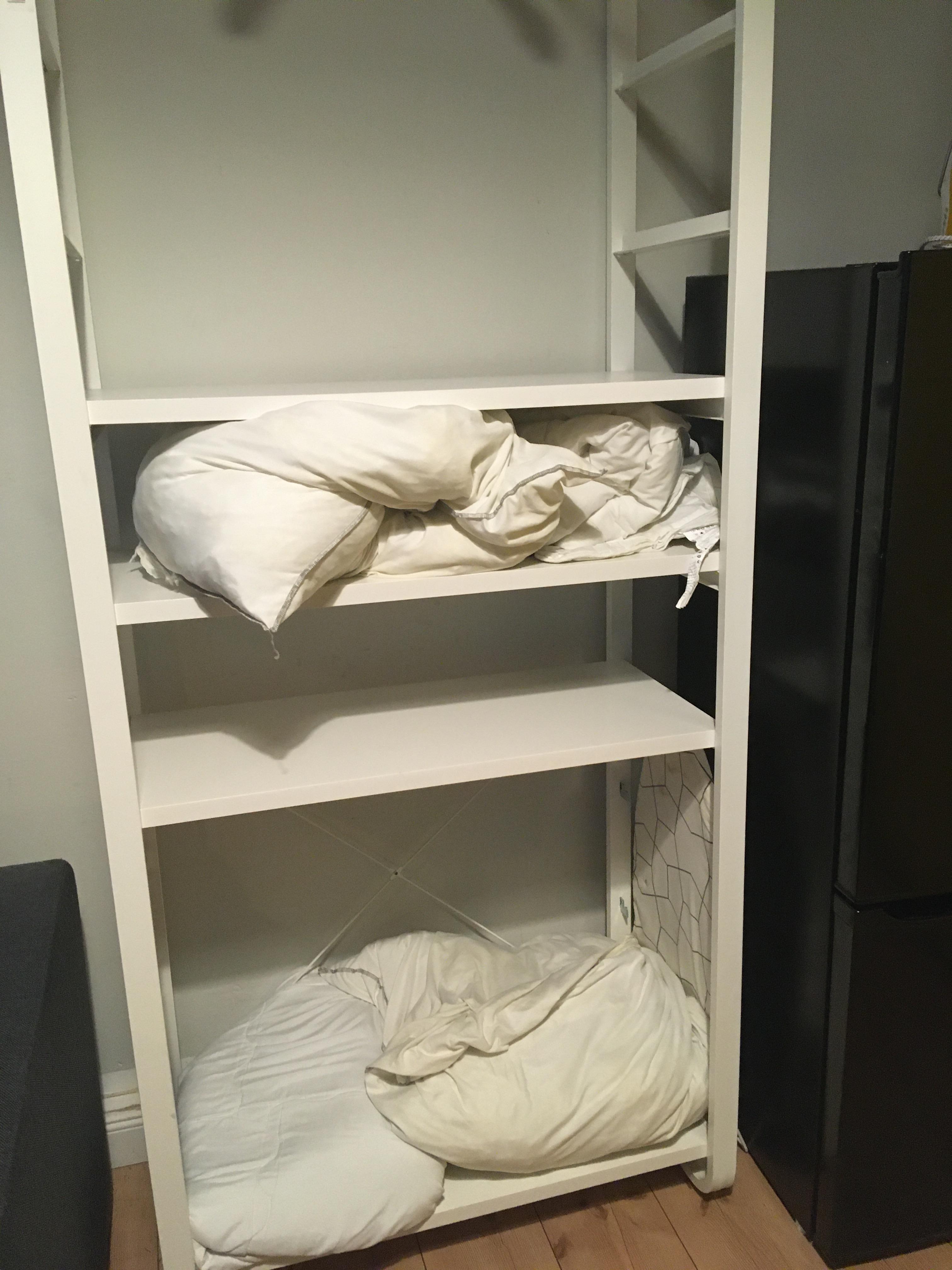 Alte Wäsche im Regal