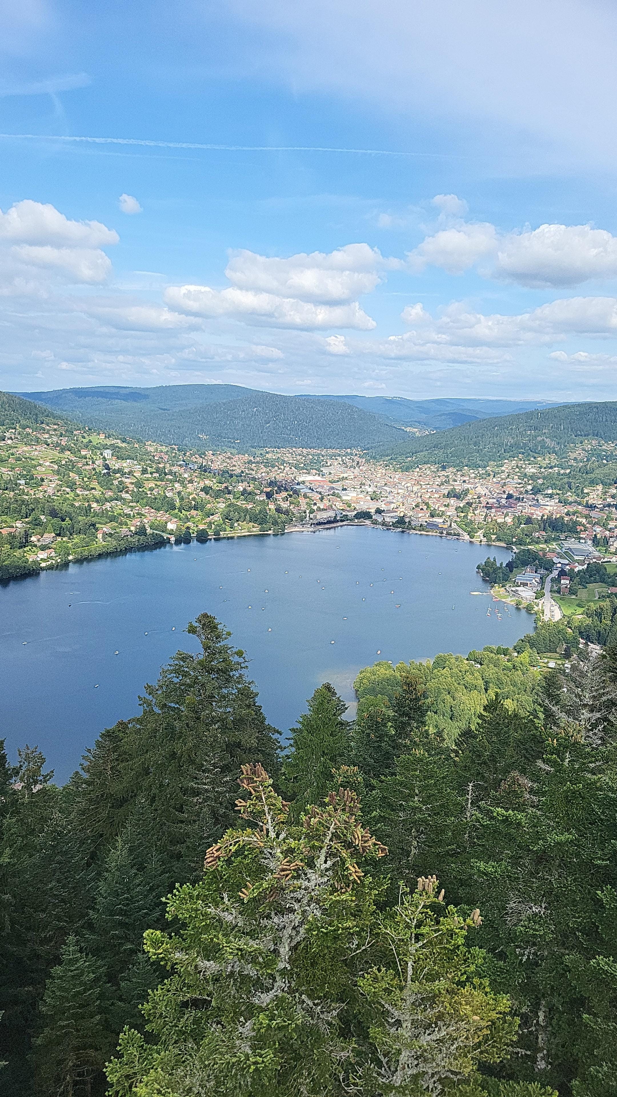 Vue depuis la tour de la merelle sur le lac