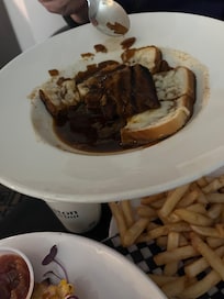 I have never seen sliced white bread on a onion soup before.