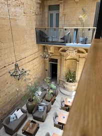 breakfast room-lounge