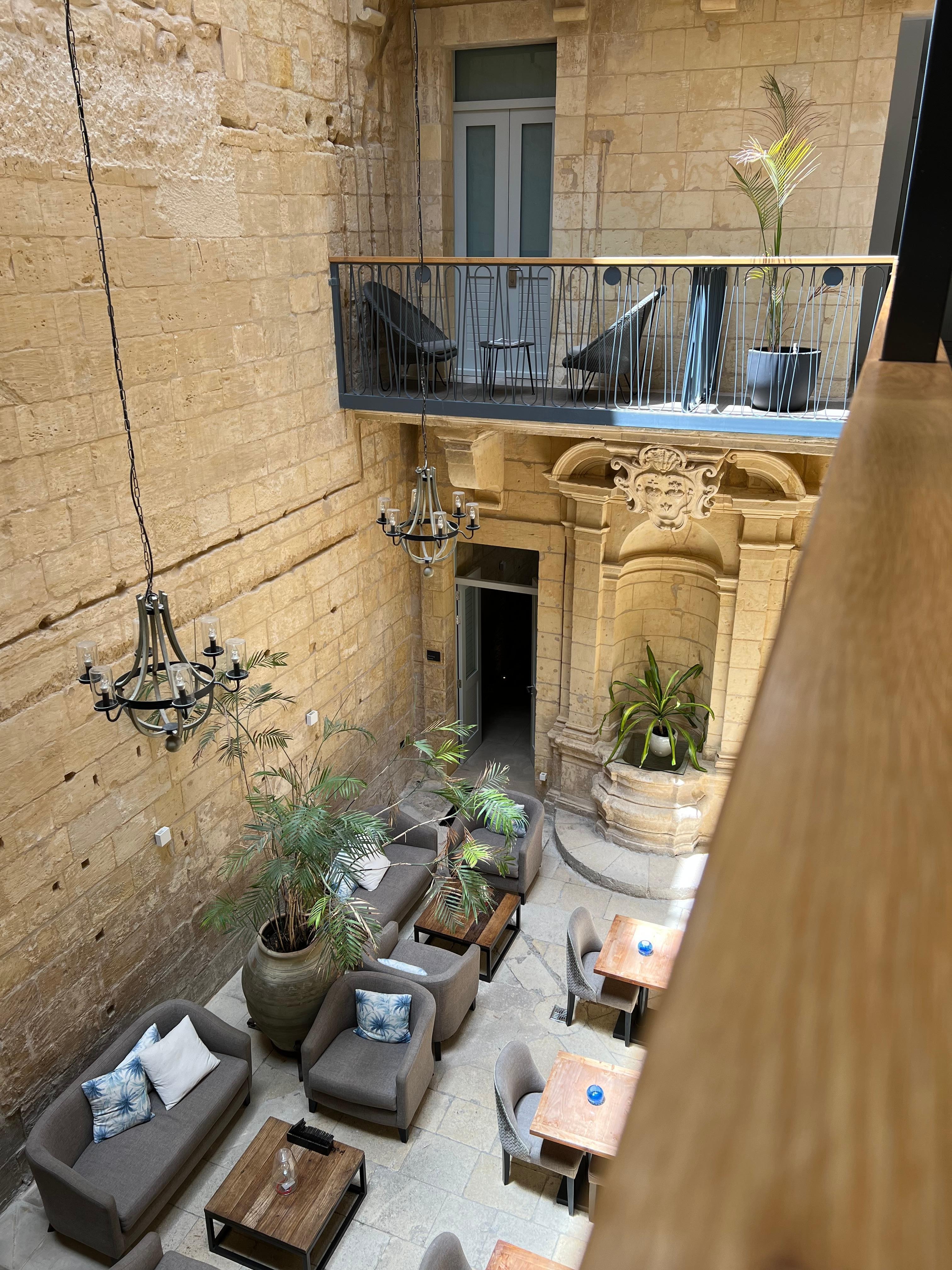 breakfast room-lounge