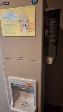 自販機の横に無料の氷入りお水がある。ありがたい!
