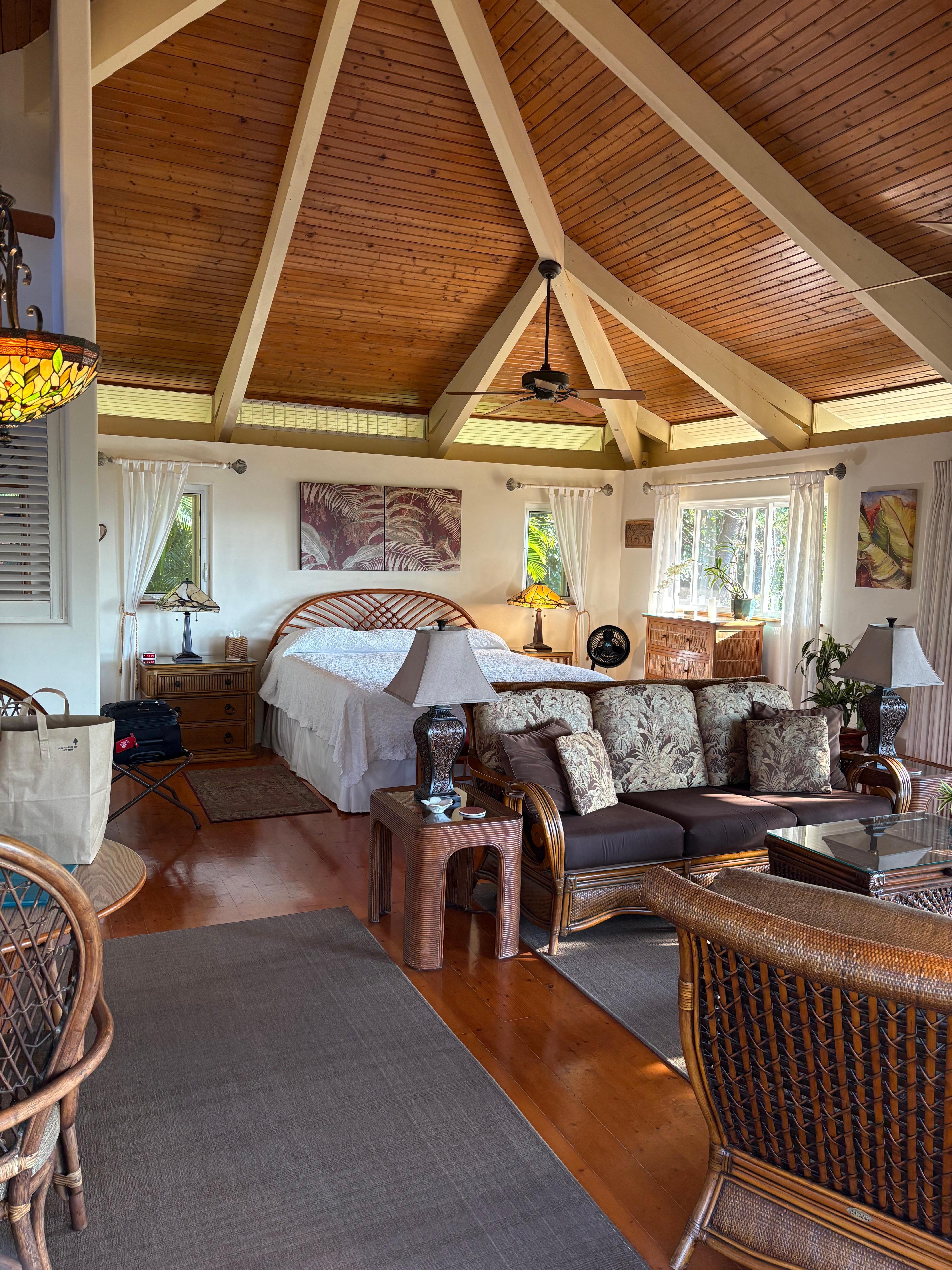 so beautifully appointed, private and serene..the air smells like gardenias and Hank’s garden and landscaping are exceptional