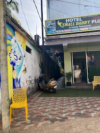 This is actually FabHotel Little Daddy Hotel Calengute from outside and nothing like the photo they have posted!