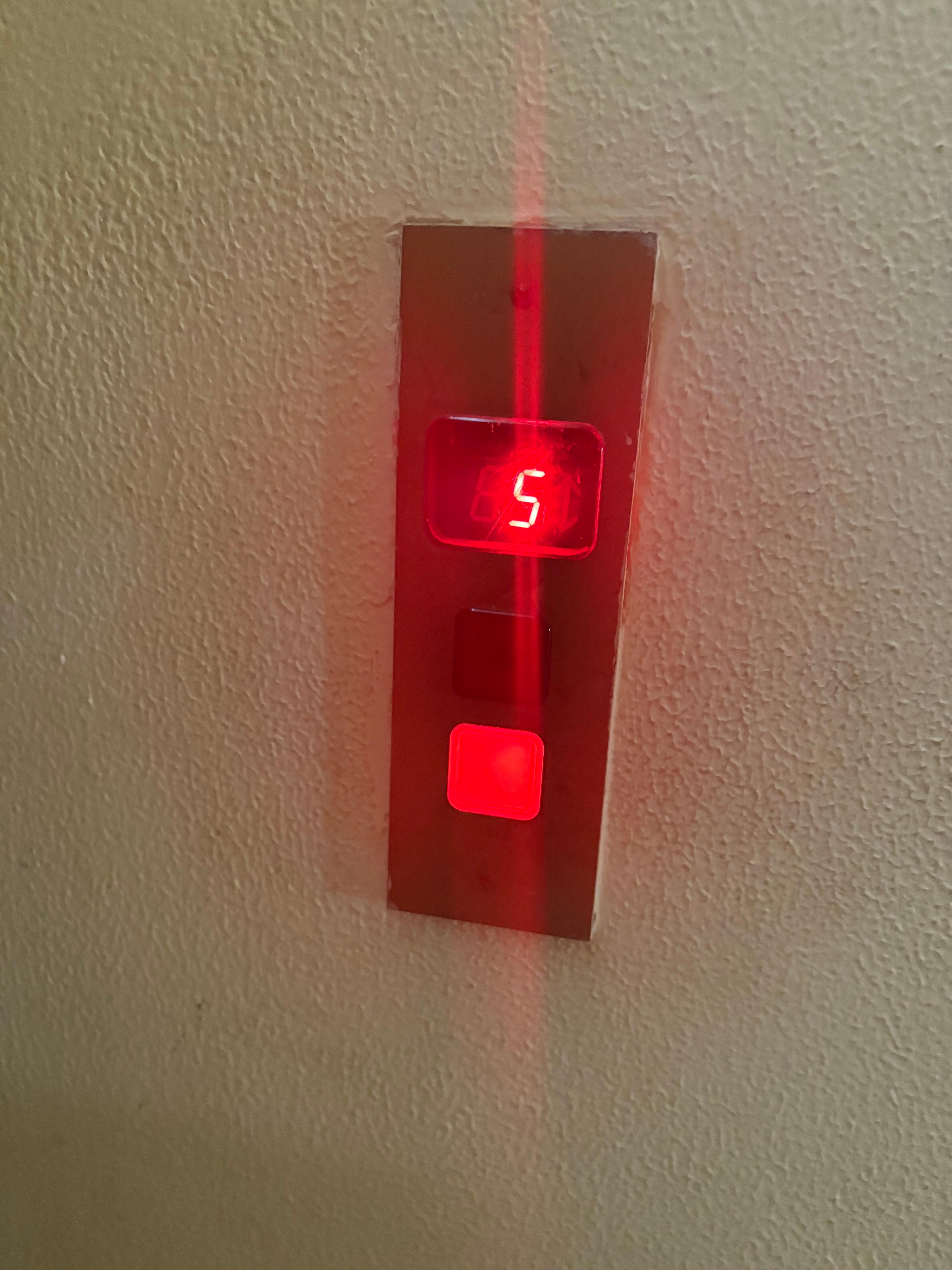 It stay in this all during our stay! We went down to bring it up and we walk up to see if we can bring it down no luck!