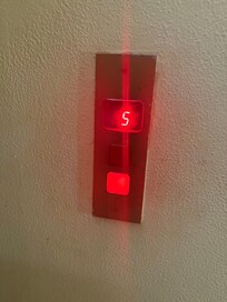 It stay in this all during our stay! We went down to bring it up and we walk up to see if we can bring it down no luck!