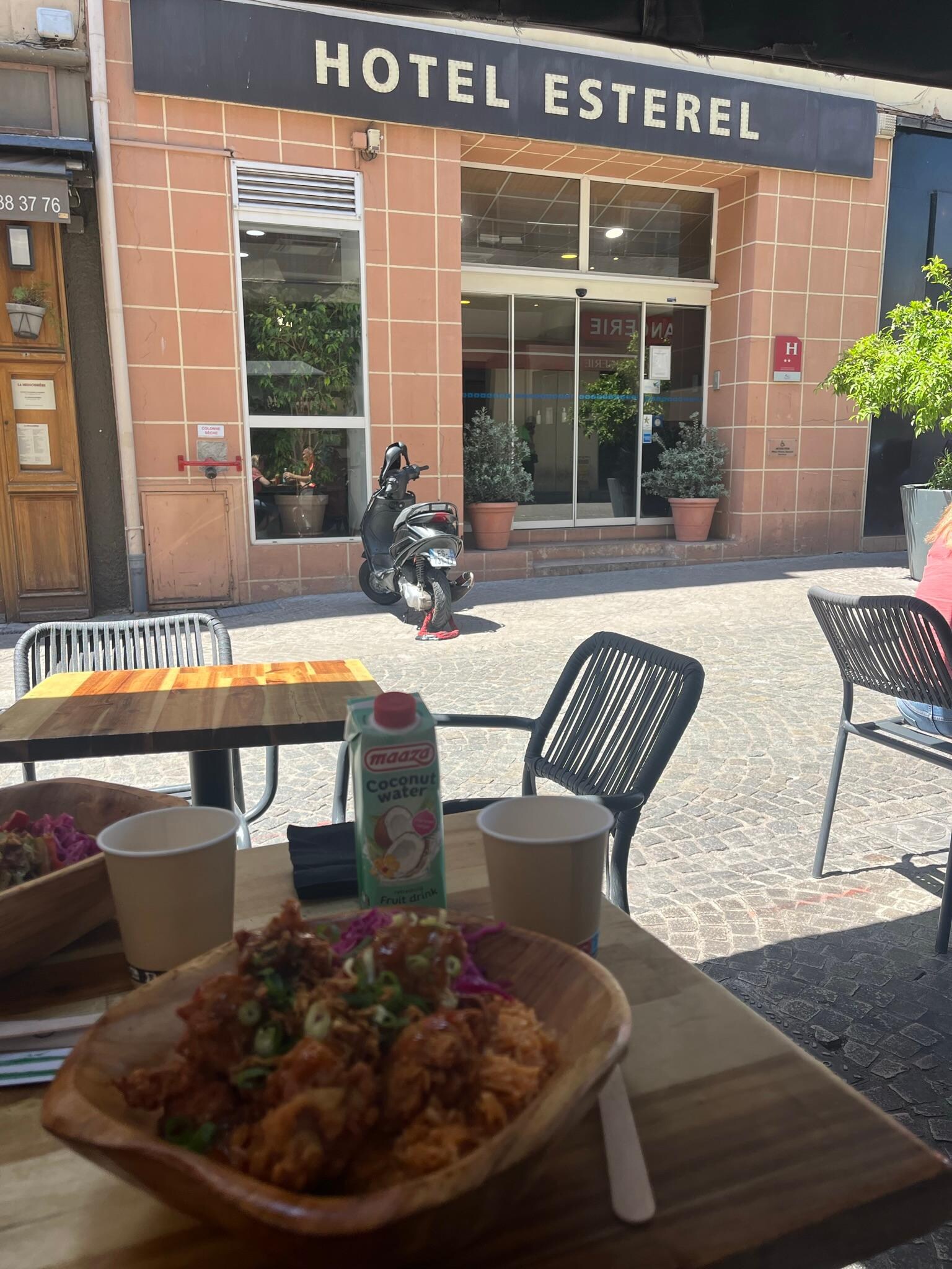 Billig snabb lunch precis mittemot hotellet.