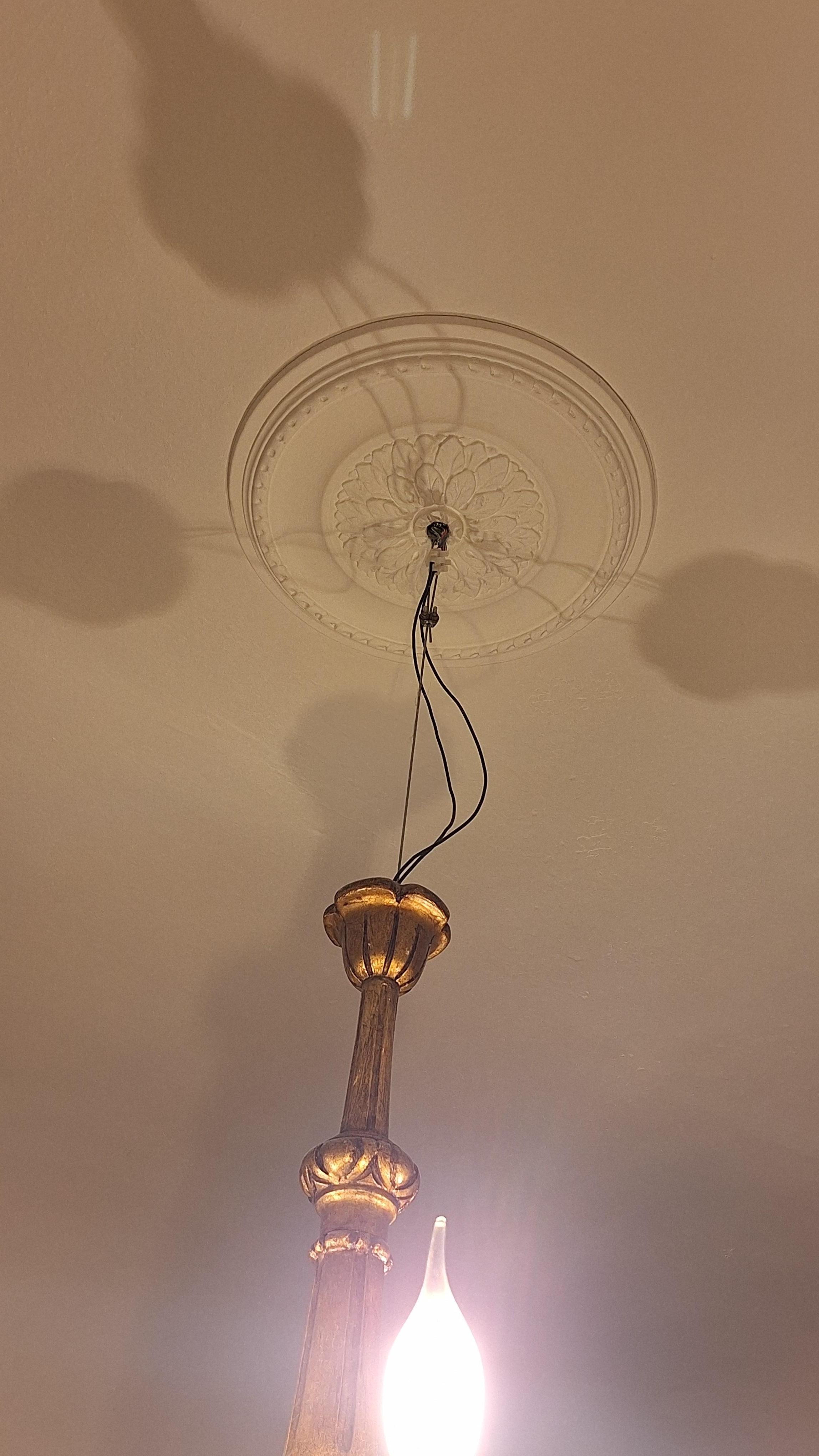 Lampen fallen halb von der Decke