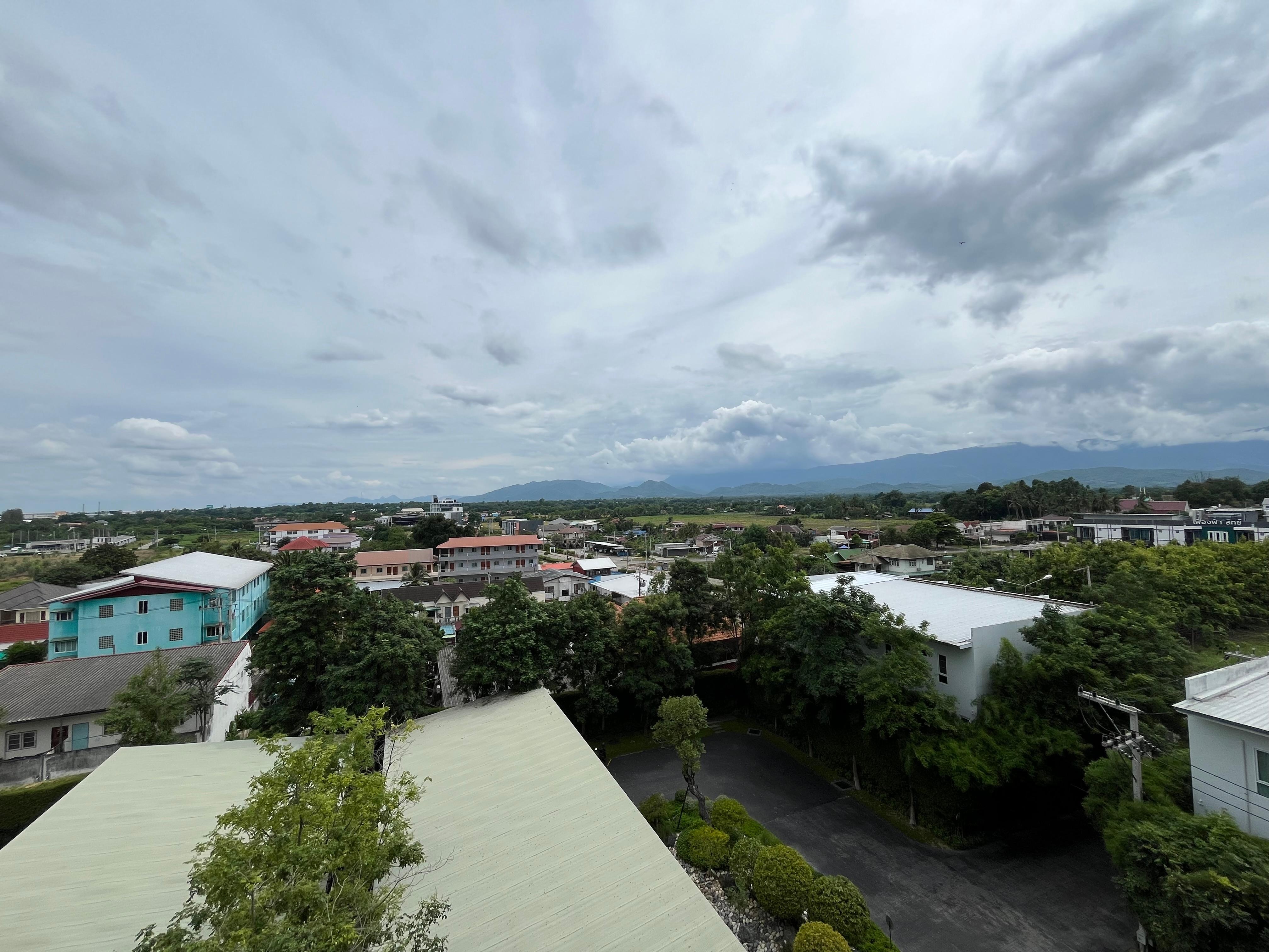 部屋からの景色。雨季なので曇りであったが、山々まで美しい