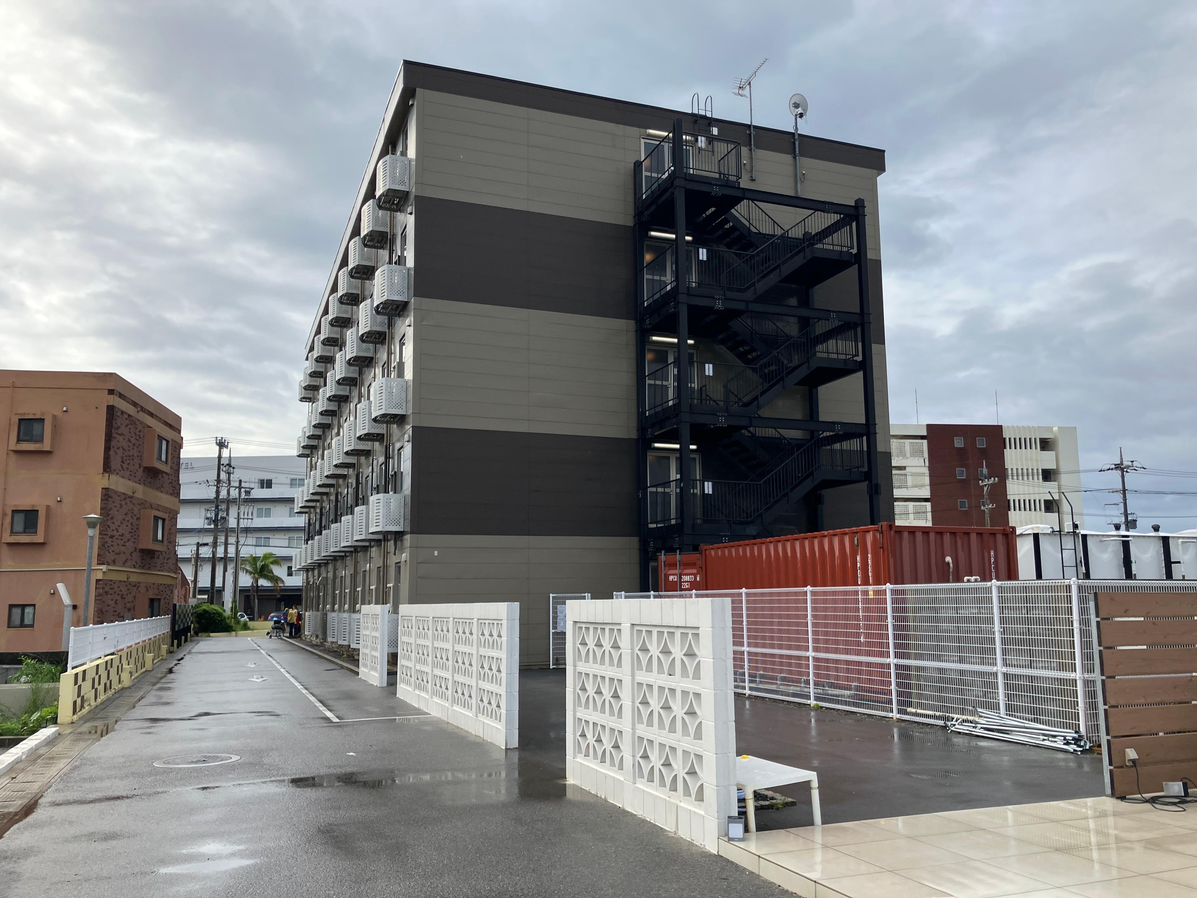 ホテルを裏から見たところ。コンテナの中がランドリールーム