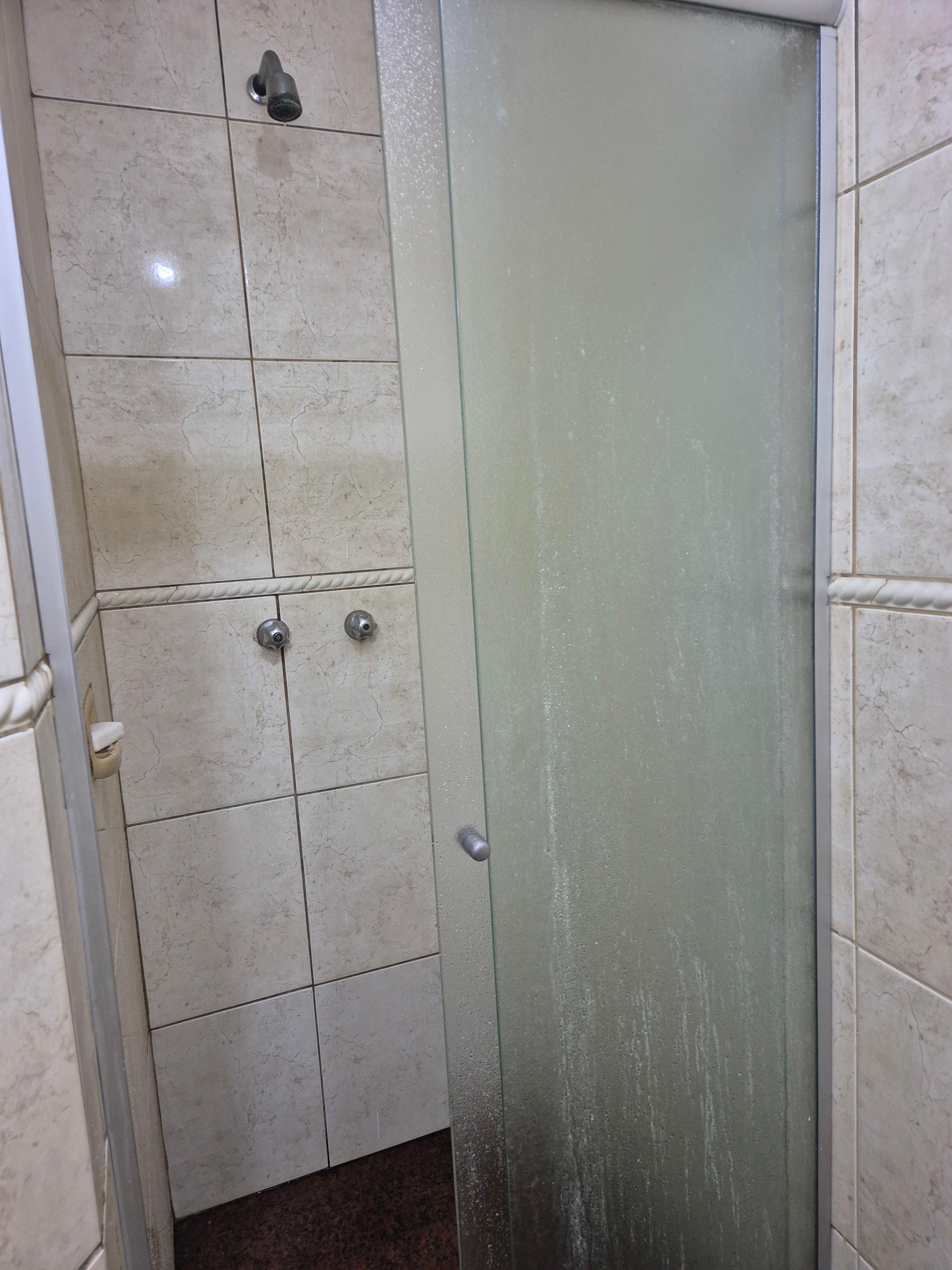 Foto do box do banheiro pra ter a ideia do tamanho da porta 