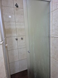 Foto do box do banheiro pra ter a ideia do tamanho da porta