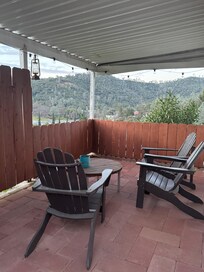 Enjoyed coffee in the porch. The weather was very nice!