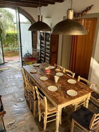 Très agréable salle à manger donnant sur l’extérieur