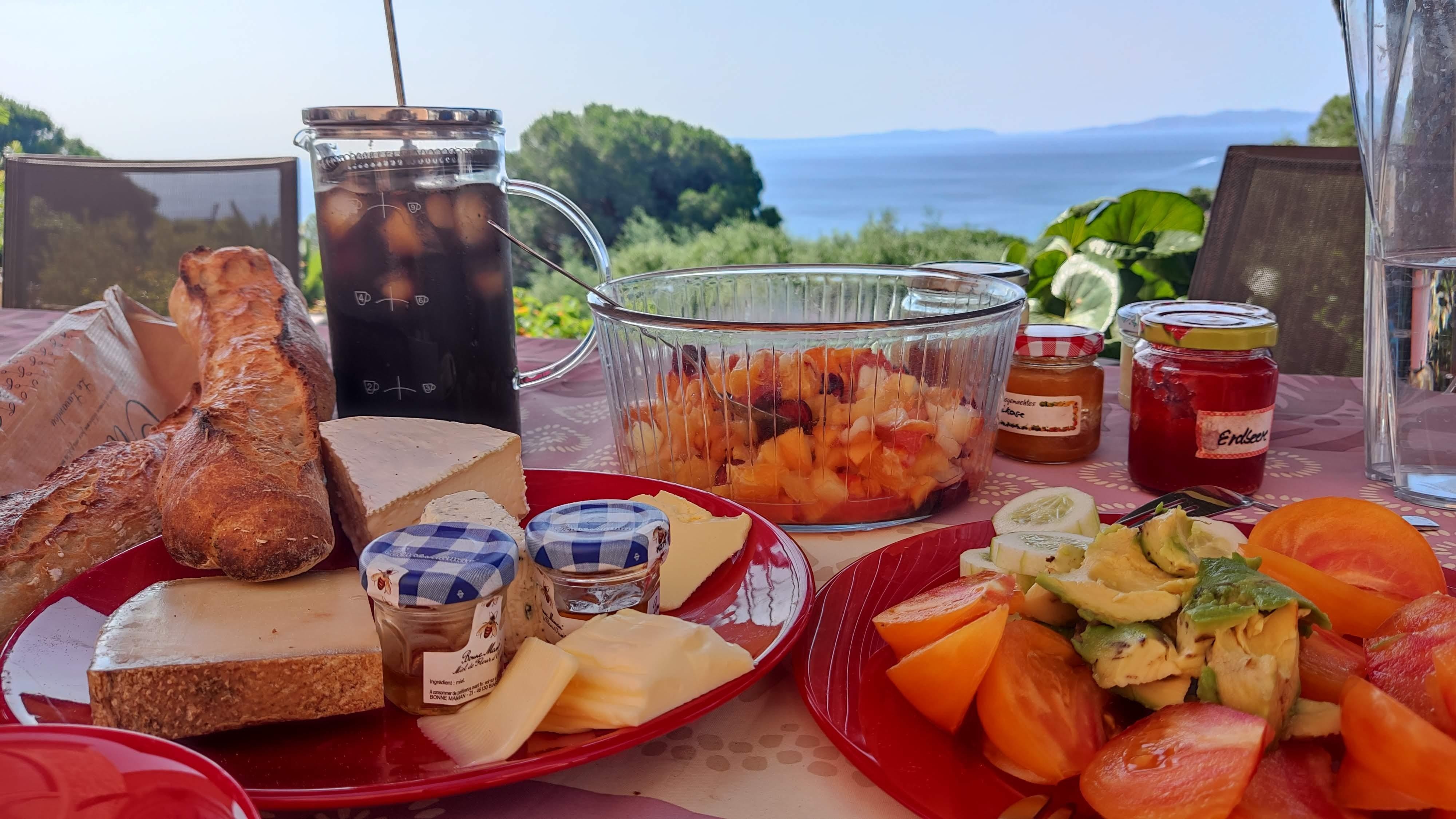 Frühstück am kleinen Tisch mit Meerblick