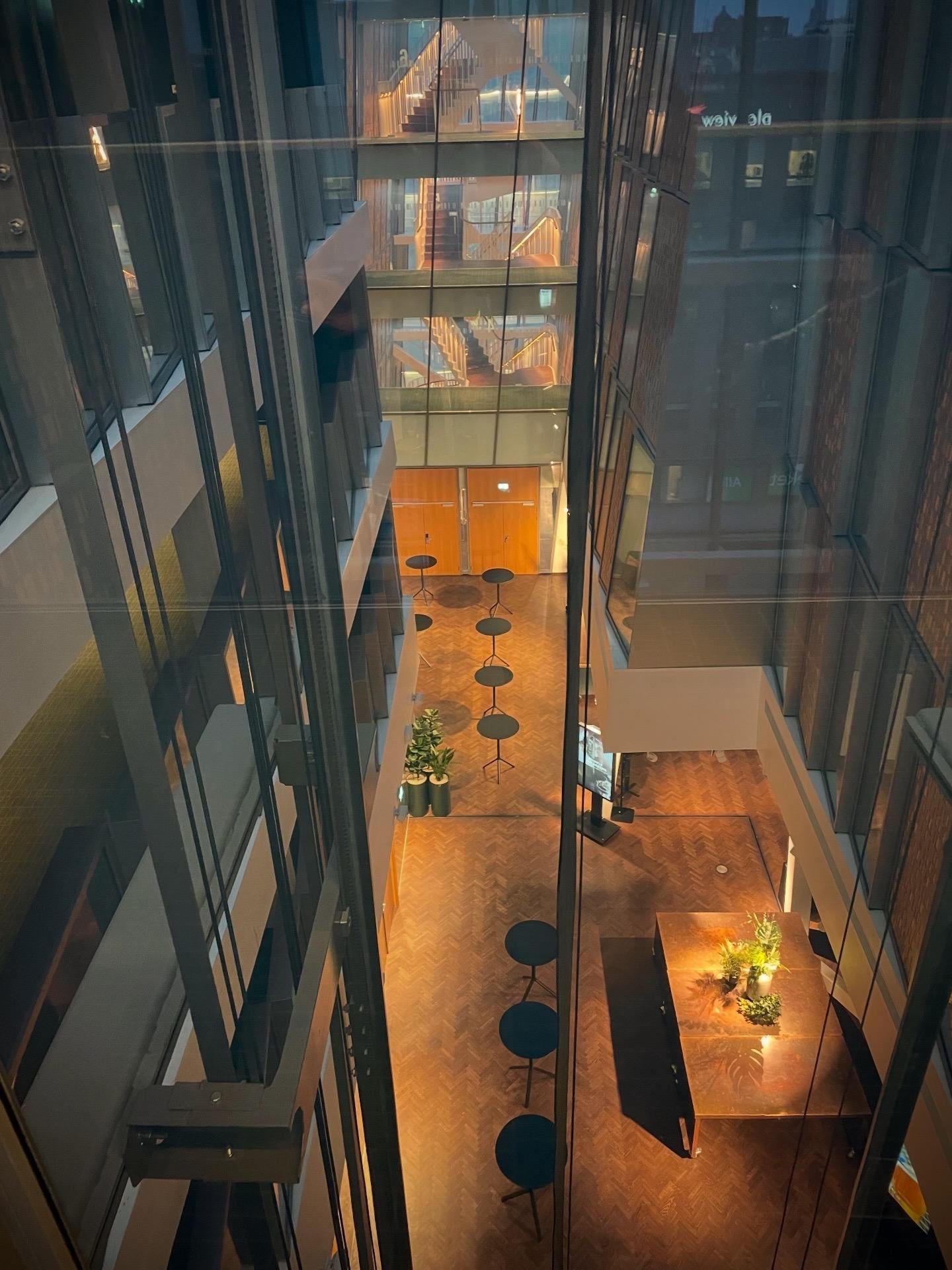 Hotellet, vid hissarna. 