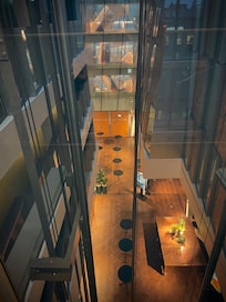 Hotellet, vid hissarna.