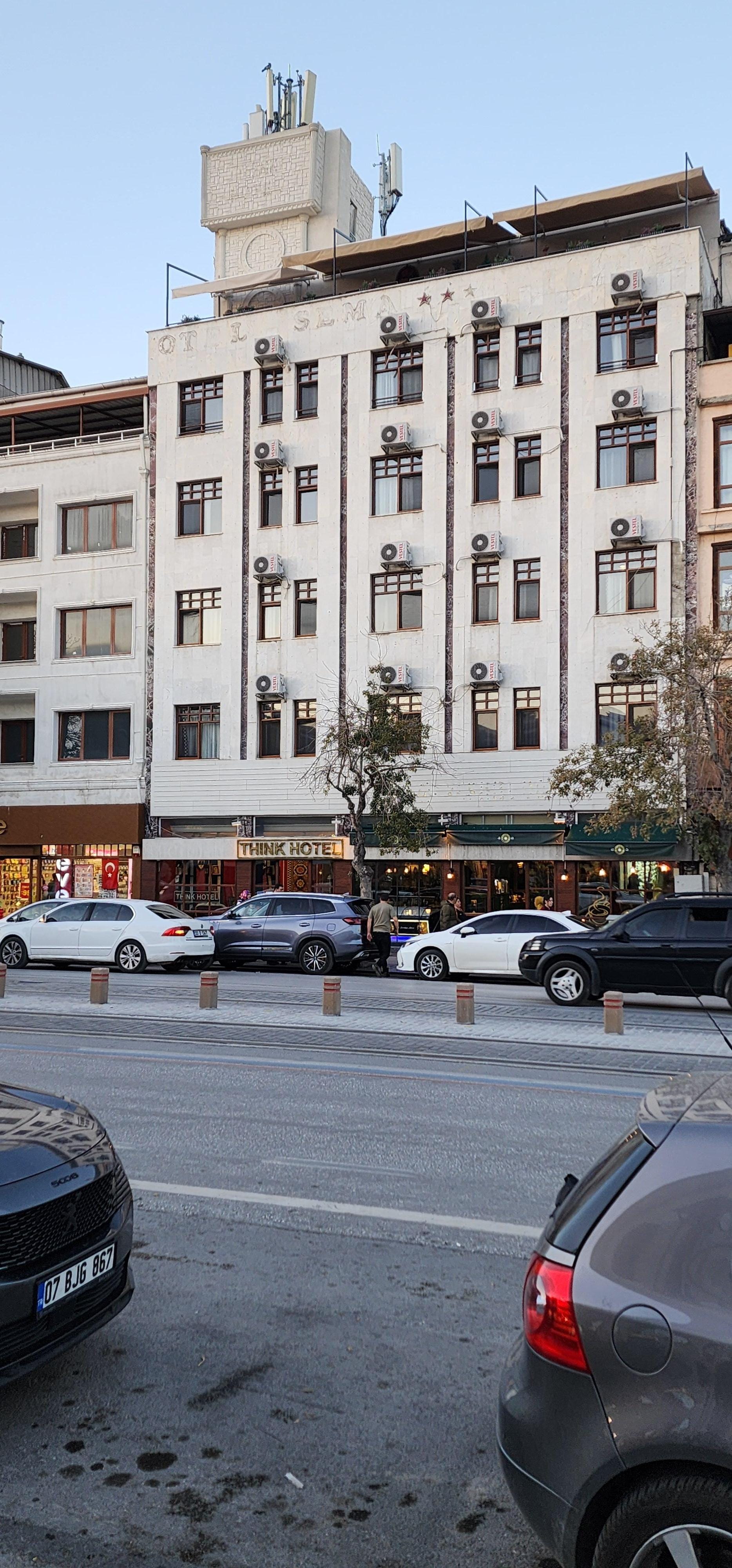 Konum harıka Tam meydana bakıyor , park  yeri sıkıntı , 