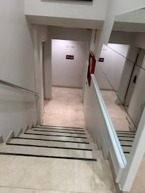 Y mas escaleras habitacion sin ventana o extractor en baño…TODO SE EMPAÑABA y humedad y ruido en la “habitacion”
PESIMO