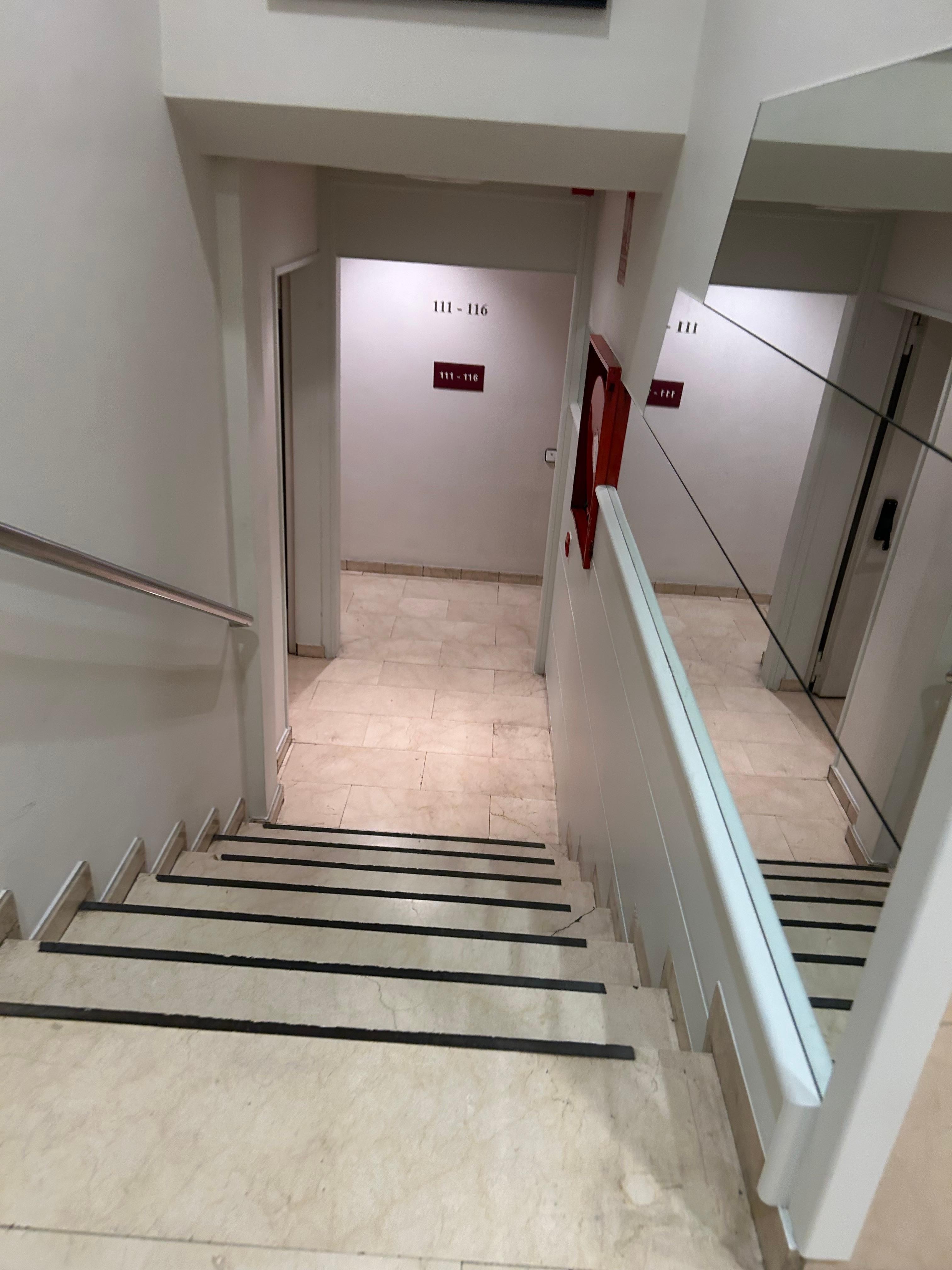 Y mas escaleras habitacion sin ventana o extractor en baño…TODO SE EMPAÑABA y humedad y ruido en la “habitacion”
PESIMO